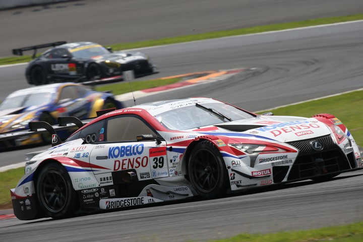 サーキットサファリ: ヘイッキ・コバライネン／小林可夢偉組（DENSO KOBELCO SARD LC500）