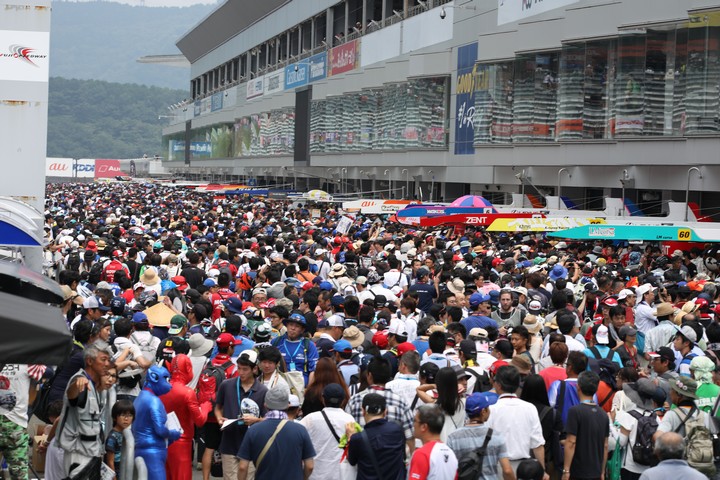 ピットウォーク: 人、人、人……
