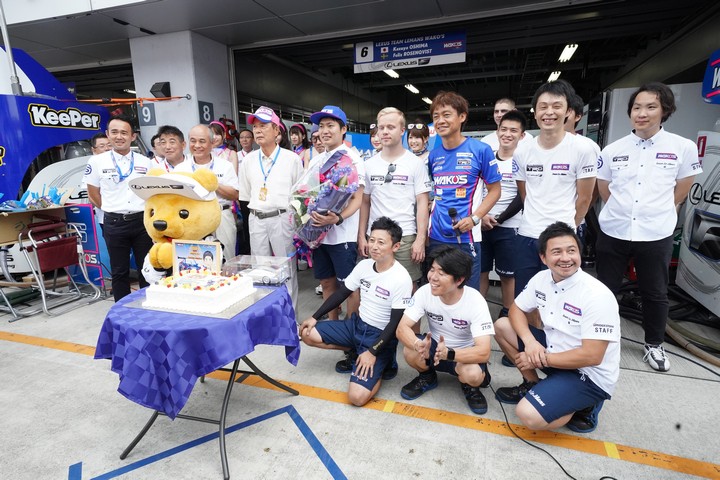 ピットウォーク: 大嶋和也（LEXUS TEAM LEMANS WAKO'S）、GT参戦100戦パーティー