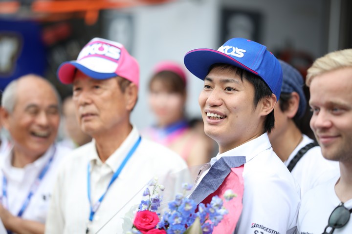 ピットウォーク: 大嶋和也（LEXUS TEAM LEMANS WAKO'S）、GT参戦100戦パーティー