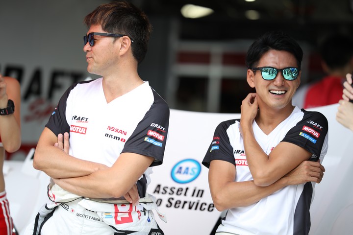 ピットウォーク: 本山哲と千代勝正（NDDP RACING with B-MAX）