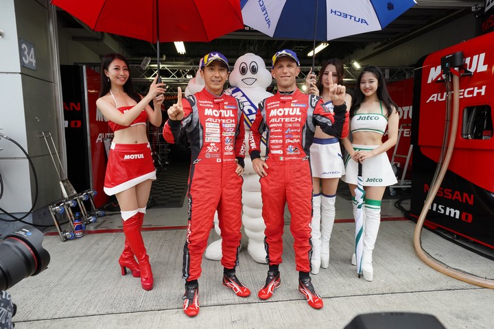 公式予選: ポールポジションを獲得した松田次生とロニー・クインタレッリ（NISMO）