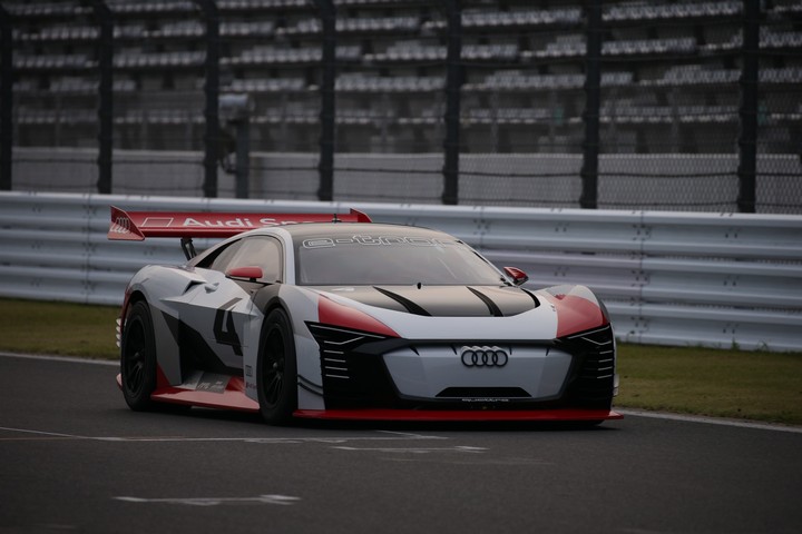 Audi e-tronデモラン: ストレートを疾走するマシン
