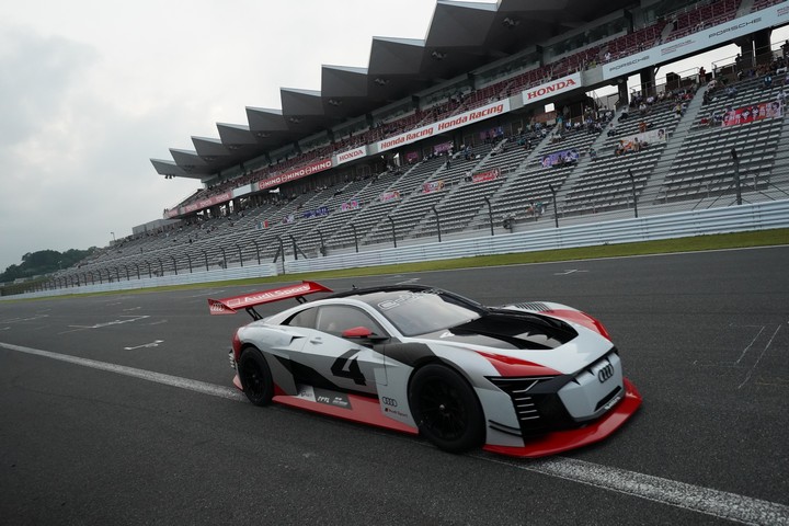 Audi e-tronデモラン: ストレートを疾走するマシン