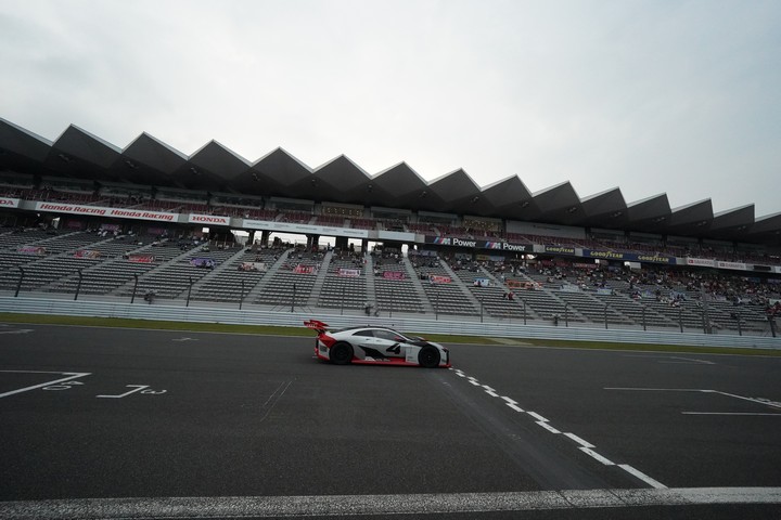 Audi e-tronデモラン: ストレートを疾走するマシン