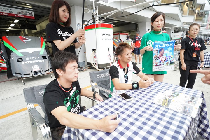 ピットウォーク: 嵯峨宏紀と平手晃平（apr）