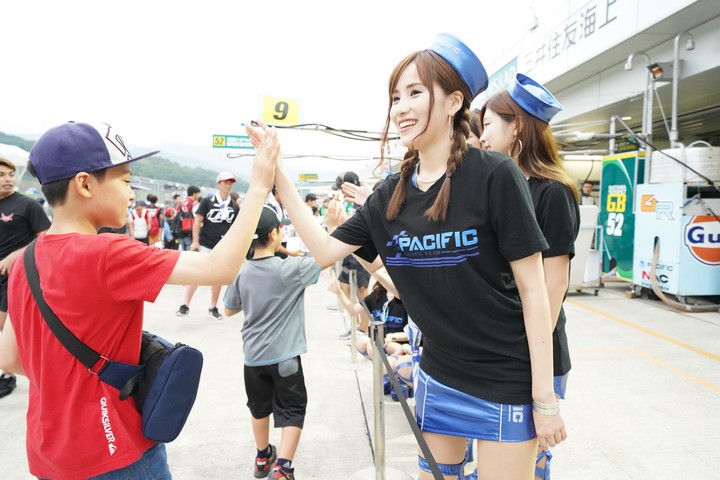 ピットウォーク: レースクイーン