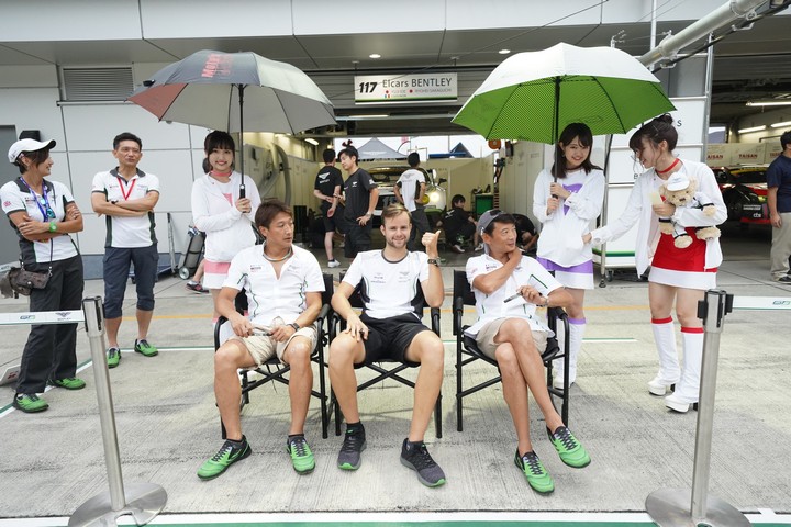 ピットウォーク: 井出有冶、ジュール・グーノンと阪口良平（EIcars BENTLEY）