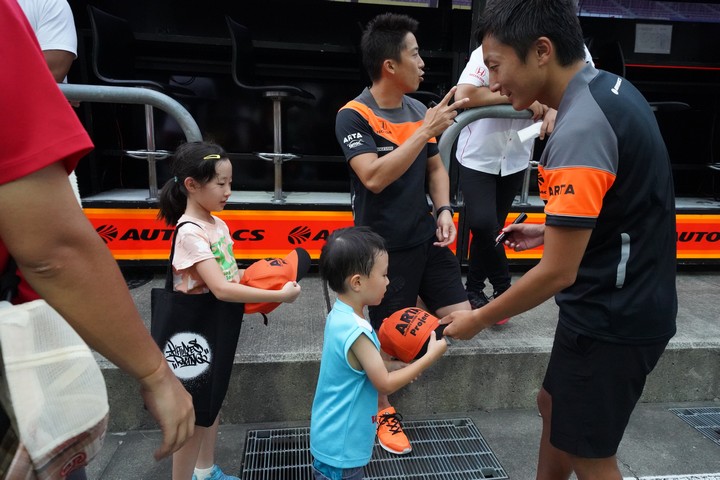 ピットウォーク: 野尻智紀（AUTOBACS RACING TEAM AGURI）