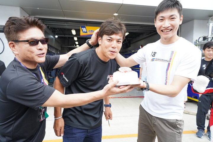 ピットウォーク: 中山友貴の誕生日お祝い（TEAM UPGARAGE）