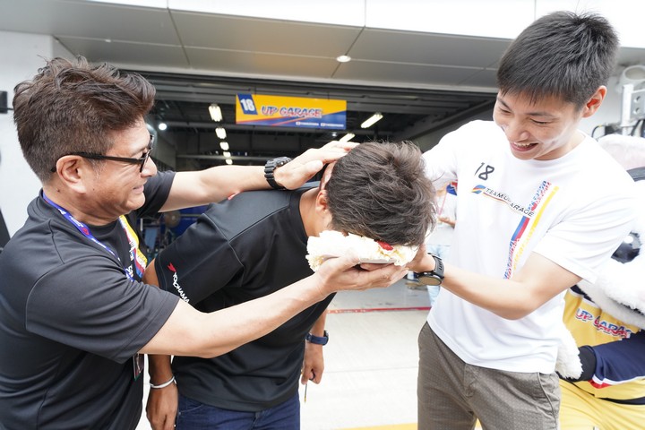 ピットウォーク: 中山友貴の誕生日お祝い（TEAM UPGARAGE）