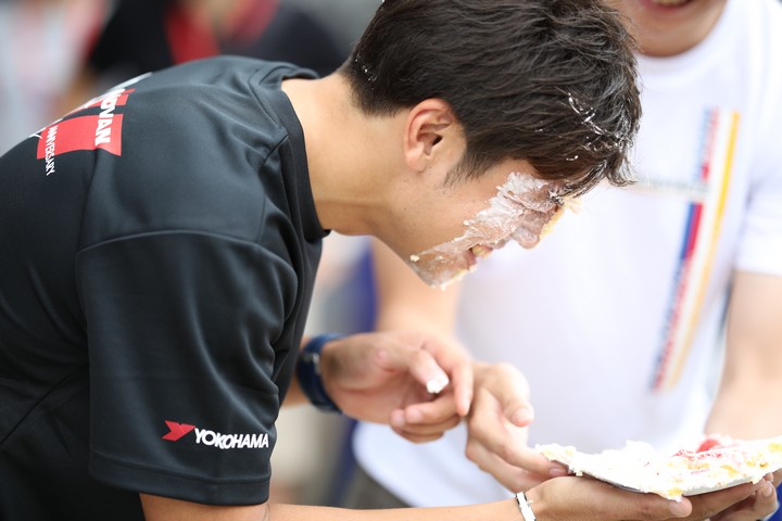 ピットウォーク: 中山友貴の誕生日お祝い（TEAM UPGARAGE）