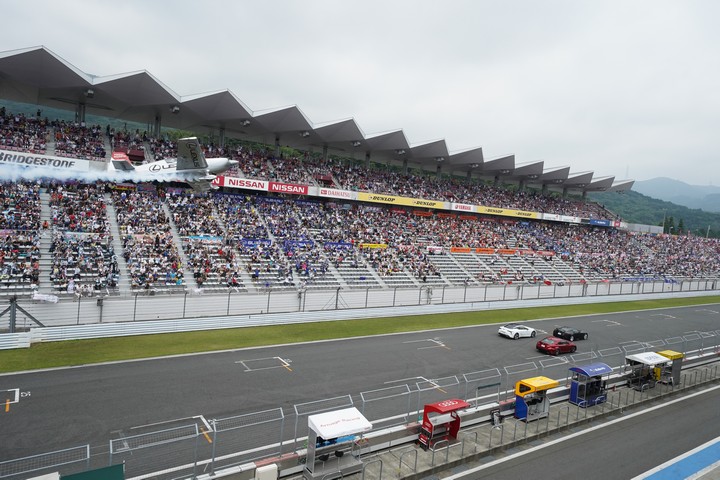 スタート進行: スタンドを埋め尽くしたGTファン