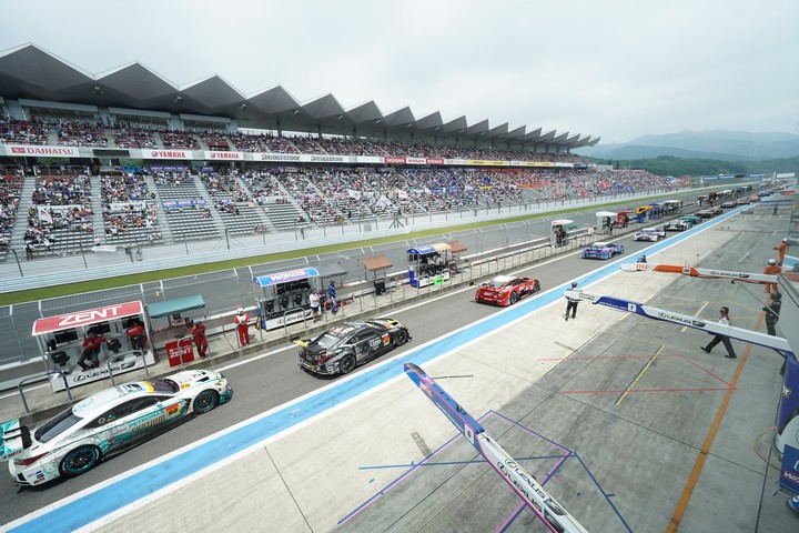 スタート進行: ピットロードに並ぶGTマシン