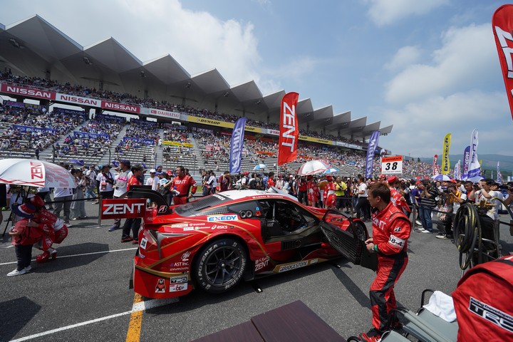 スタート進行: ZENT CERUMO LC500（LEXUS TEAM ZENT CERUMO）