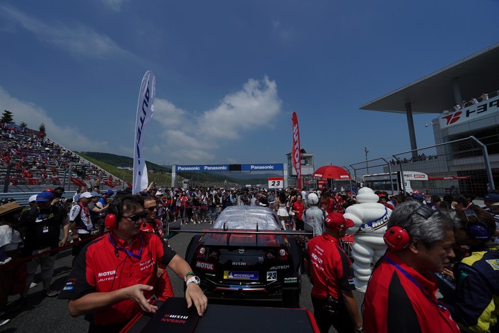 スタート進行: MOTUL AUTECH GT-R（NISMO）