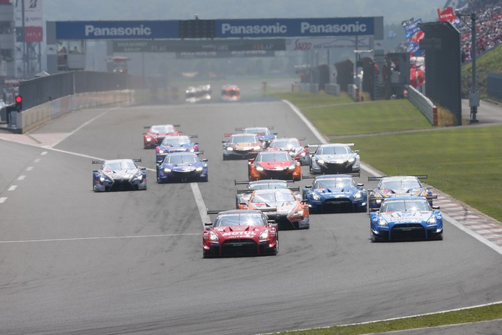 決勝レース: GT500クラスのスタートシーン