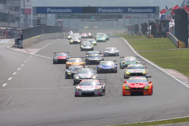 決勝レース: GT300クラスのスタートシーン