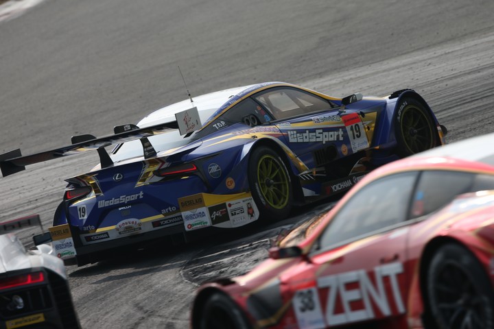 決勝レース: 国本雄資／山下健太組（WedsSport ADVAN LC500）