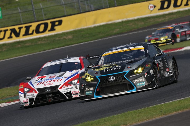 決勝レース: ヘイッキ・コバライネン（DENSO KOBELCO SARD LC500）と新田守男（K-tunes RC F GT3）