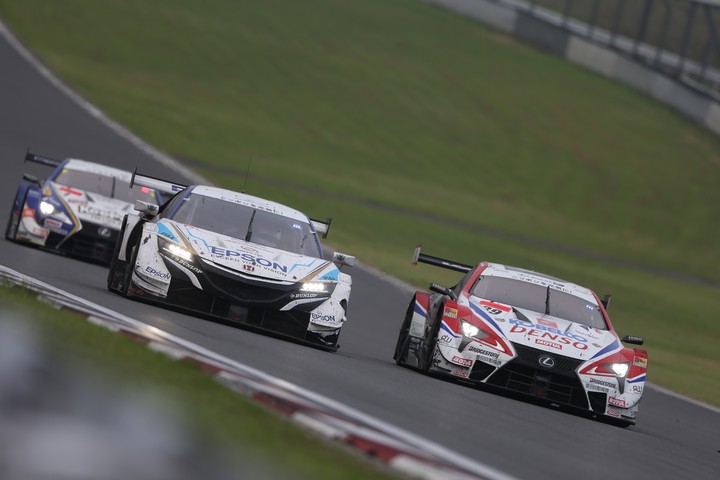 決勝レース: 松浦孝亮（Epson Modulo NSX-GT） vs 小林可夢偉（DENSO KOBELCO SARD LC500）
