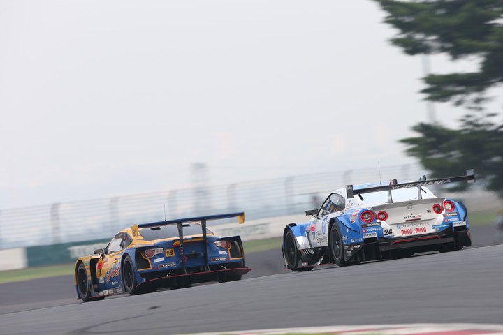 決勝レース: 中山友貴／小林崇志組（UPGARAGE 86 MC）とジョアオ・パオロ・デ・オリベイラ／高星明誠組（フォーラムエンジニアリングADVAN GT-R）