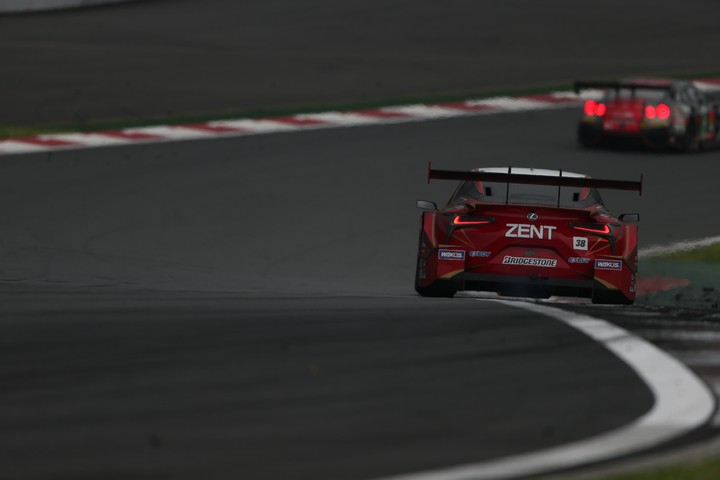 決勝レース: 立川祐路／石浦宏明組（ZENT CERUMO LC500）