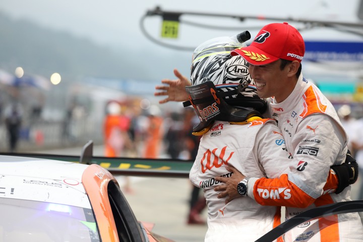 決勝レース: GT500クラスで優勝した関口雄飛と中嶋一貴（LEXUS TEAM au TOM'S）