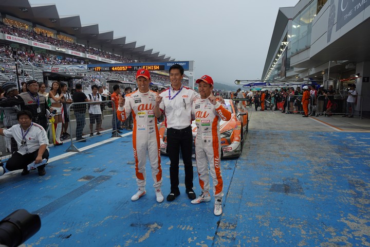 決勝レース: GT500クラスで優勝した中嶋一貴、伊藤大輔監督と関口雄飛（LEXUS TEAM au TOM'S）