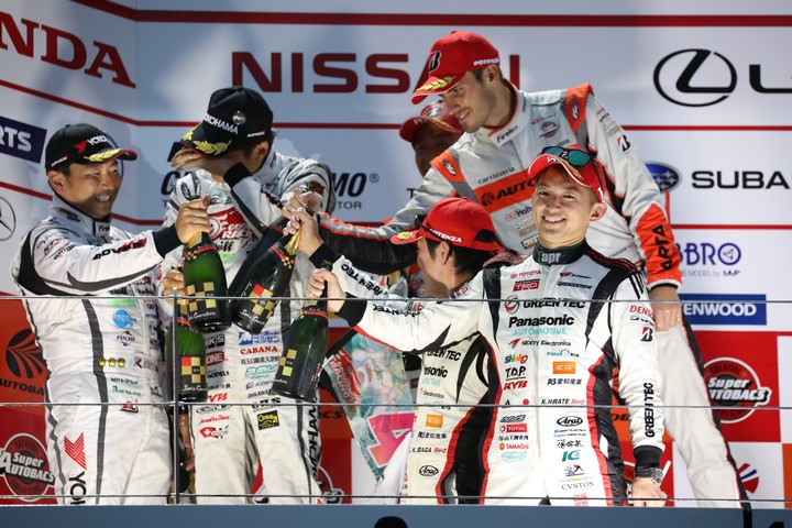 表彰式: GT300クラストップ3のシャンパンファイト