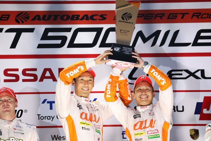表彰式: GT500クラス優勝の中嶋一貴と関口雄飛（LEXUS TEAM au TOM'S）