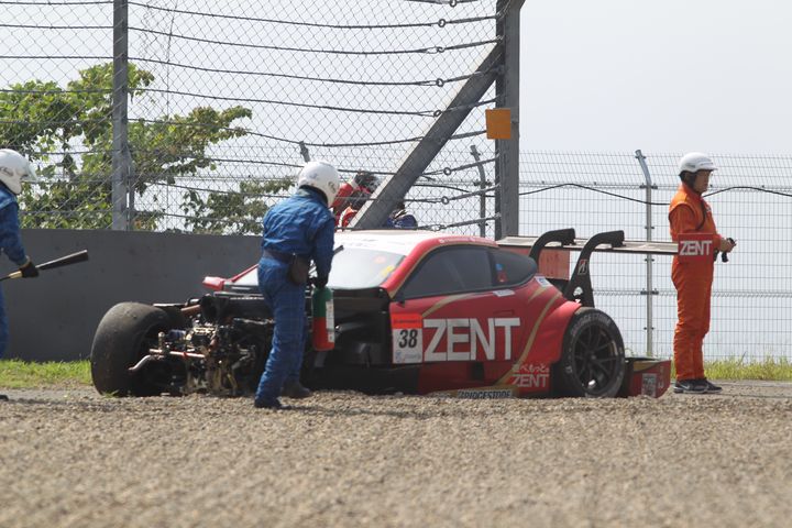 公式練習: 1コーナーでクラッシュした立川祐路（ZENT CERUMO LC500）