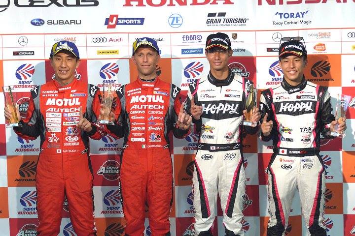 予選フォトセッション: 両クラスのポールシッター