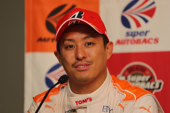 決勝記者会見: GT500クラス優勝の関口雄飛（LEXUS TEAM au TOM'S）