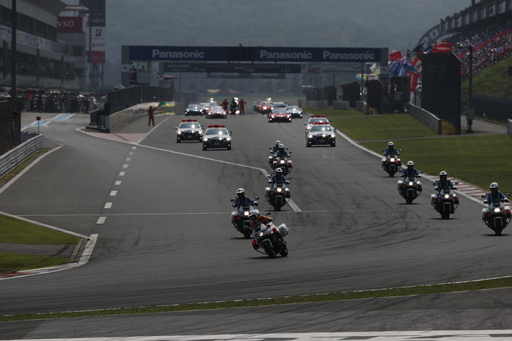 静岡県警先導でパレードラップが行われた