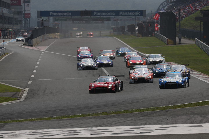 GT500クラスのスタートシーン