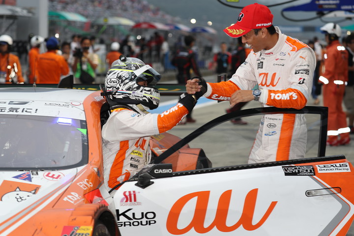GT500クラスで優勝した関口雄飛と中嶋一貴（LEXUS TEAM au TOM'S）