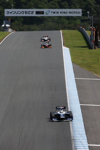 フリー走行1回目: バックストレッチを走行するSFマシン