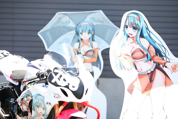 ピットウォーク: 痛車のJSB1000マシン