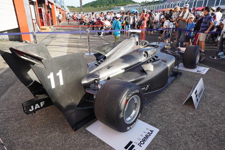 キッズピットウォーク: 来シーズンより使用されるSF19が展示される