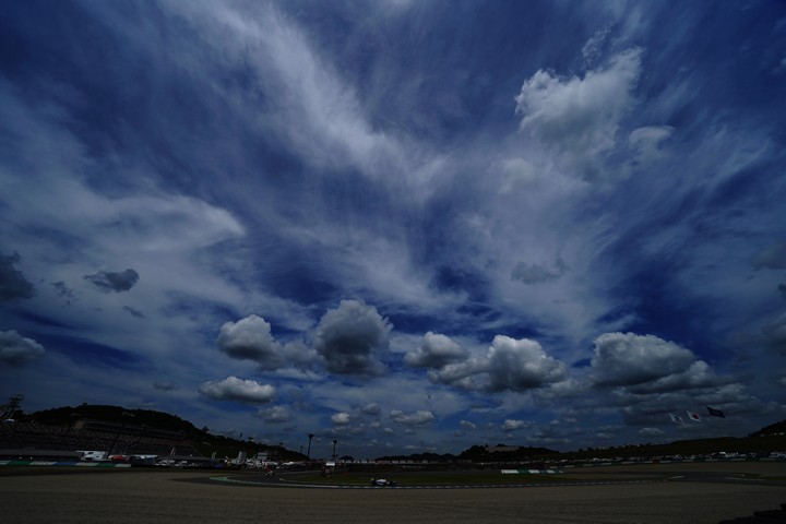フリー走行2回目: 決勝日も雲は多いものの晴れ