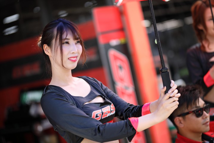 ピットウォーク: レースクイーン