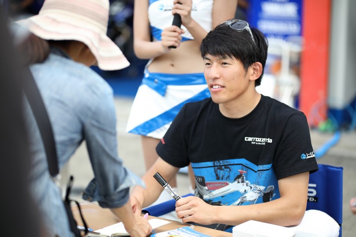 ピットウォーク: 中山雄一（carrozzeria Team KCMG）