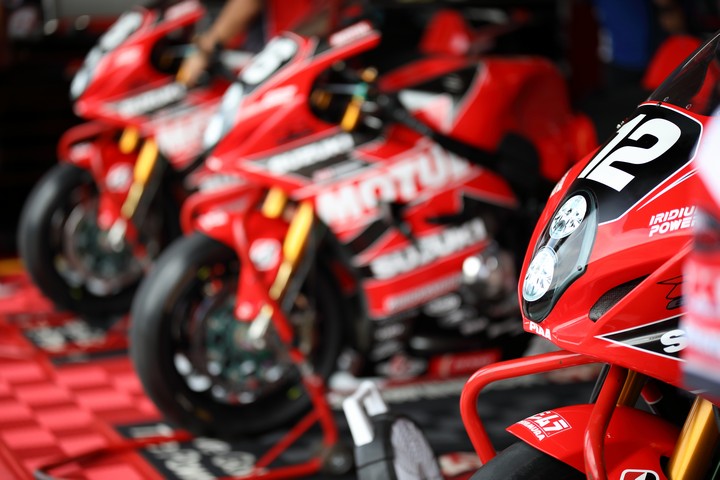 ピットウォーク: JSB1000のマシン