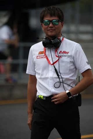 スタート進行: 本山哲監督（B-MAX Racing Team）