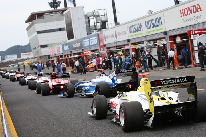 スタート進行: ピットロードに並ぶSFマシン