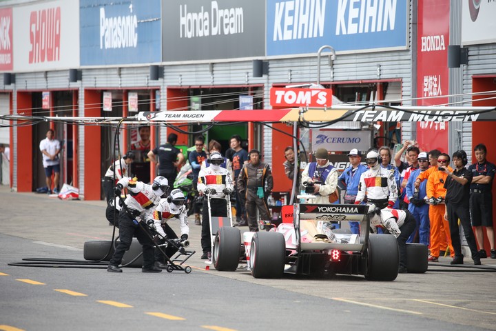 スタート進行: 山本尚貴（TEAM MUGEN SF14）