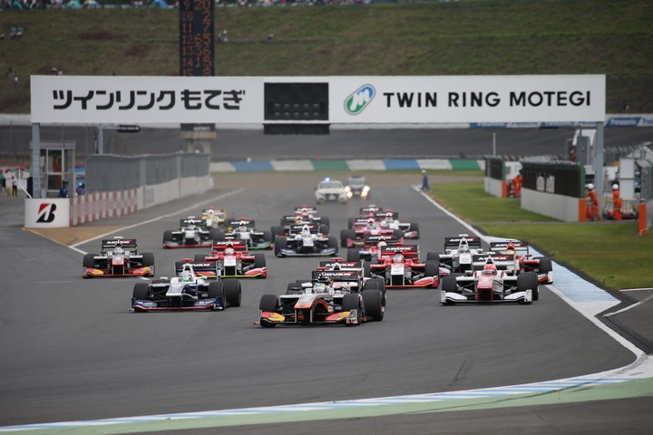 決勝レース: 52周の決勝がスタートした