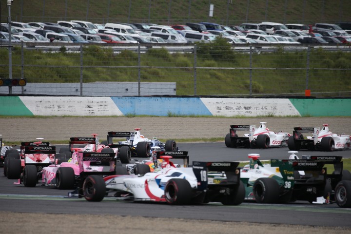 決勝レース: 52周の決勝がスタートした