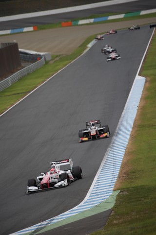 決勝レース: 4コーナーから5コーナーへ